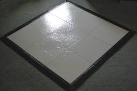 Piste de danse en tuiles blanches